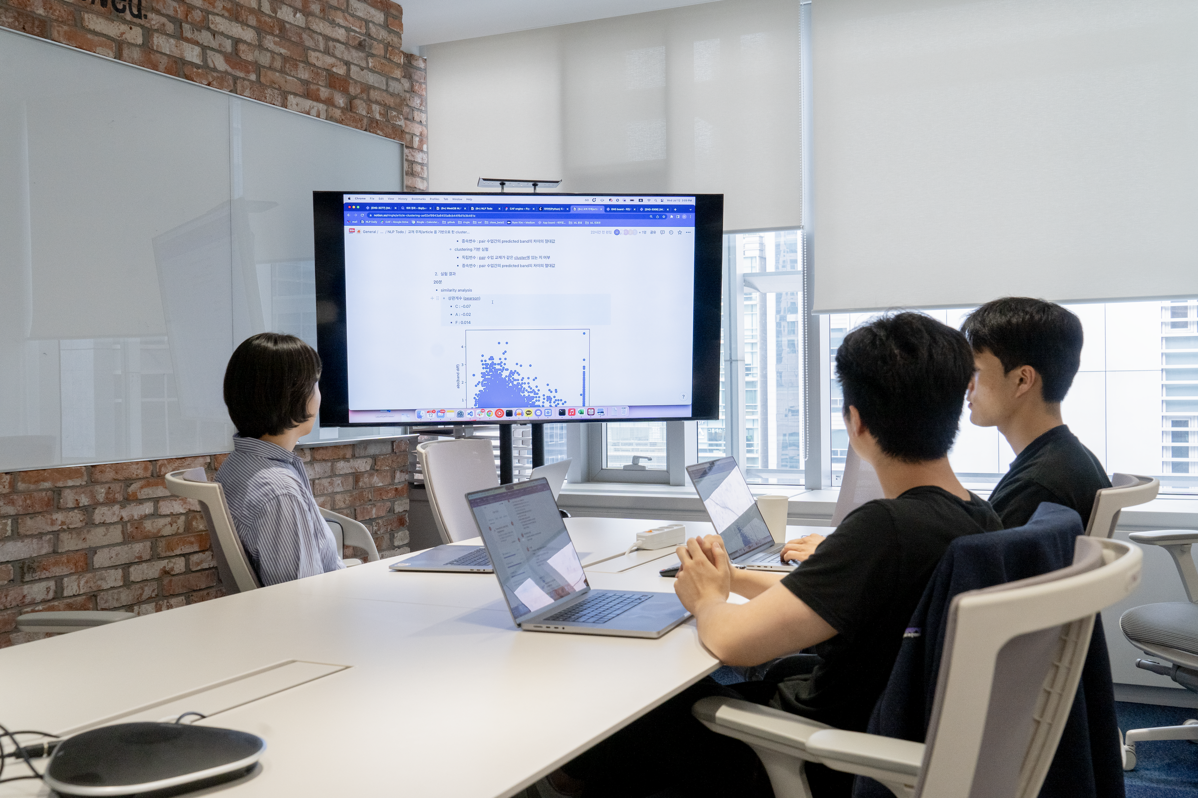 베타 테스트 결과에 대해 미팅룸에서 논의중인 링글팀.