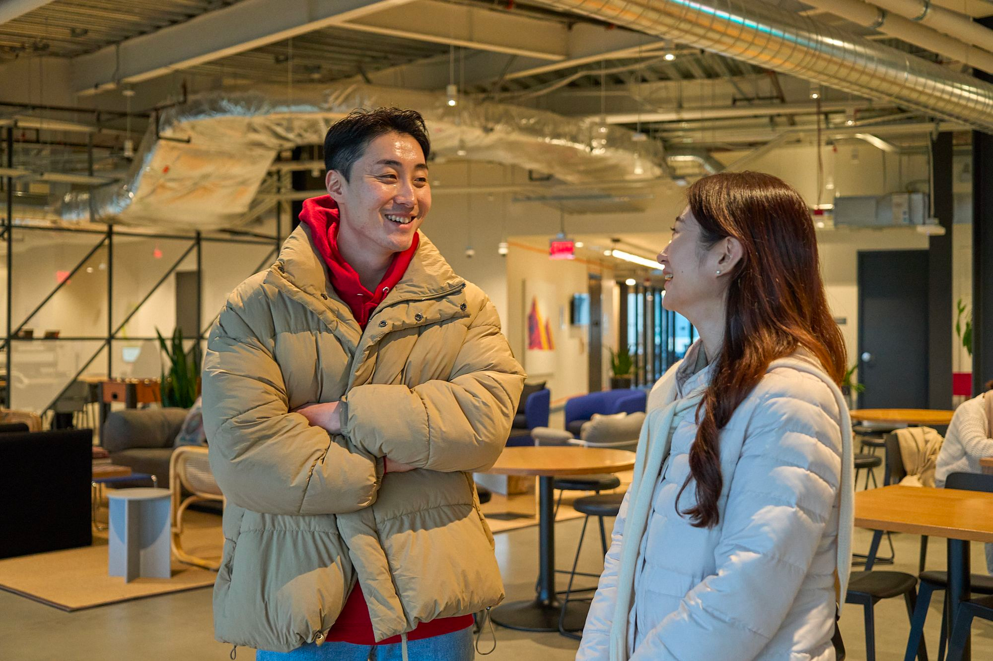 링글 오피스에서 대화를 나누고 있는 링글 고객 2명.