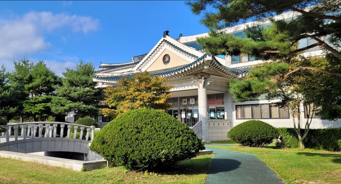 민족사관고등학교의 건물 측면 사진.